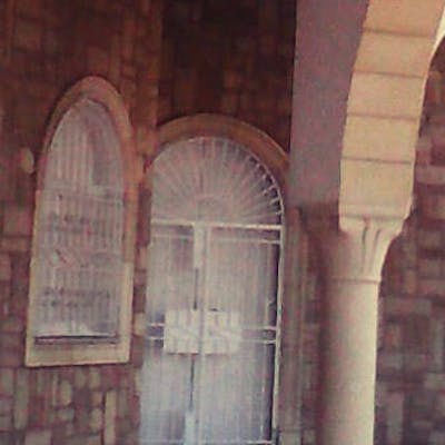 مدخل لمسجد ببنائه التقليدي و باعتماد الاقواس الكبيرة